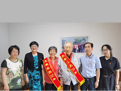 副校长邵淑娟看望离休干部"光荣在党50年"纪念章获得者穆道生,高杰